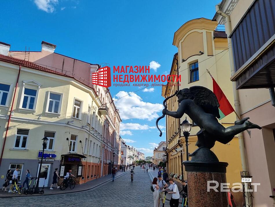 Квартира в историческом центре Гродно с видом на пешеходную улицу.